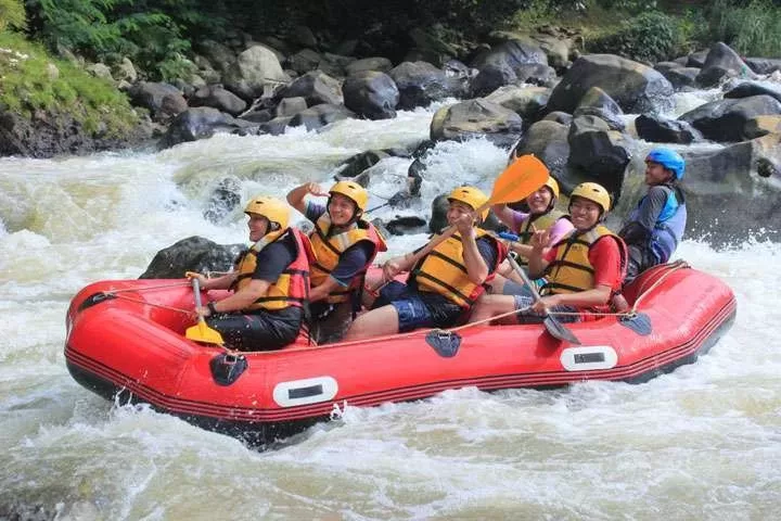 Arung Jeram Di Puncak