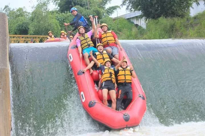 Arung Jeram Di Puncak