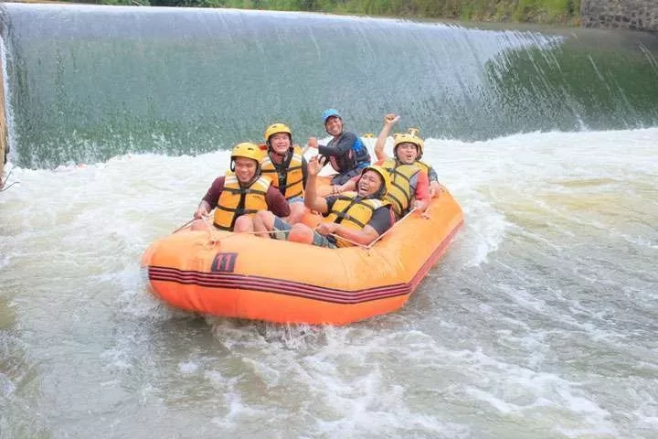 Arung Jeram Di Puncak