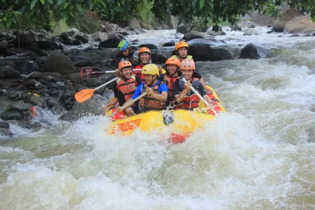 Arung jeram di Puncak