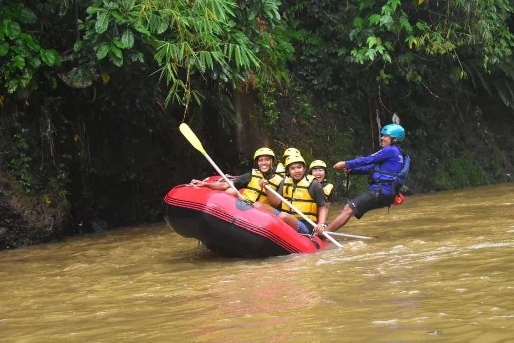 Arung jeram di Puncak