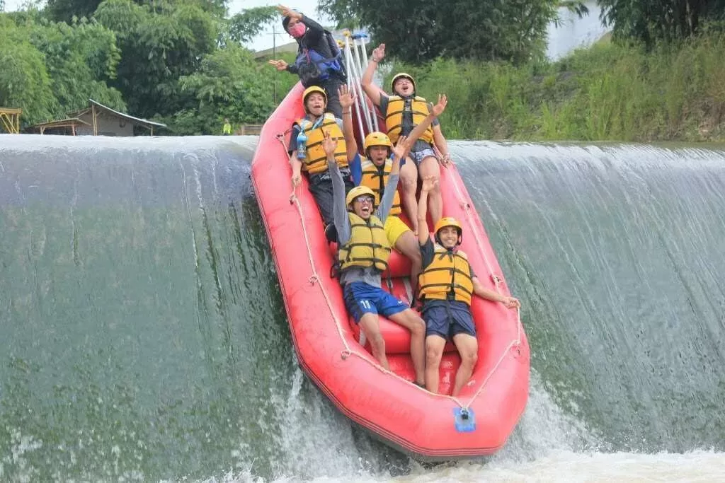 pengalaman rafting di puncak