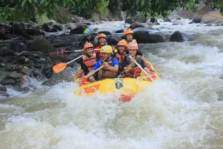 Arung Jeram Di Puncak