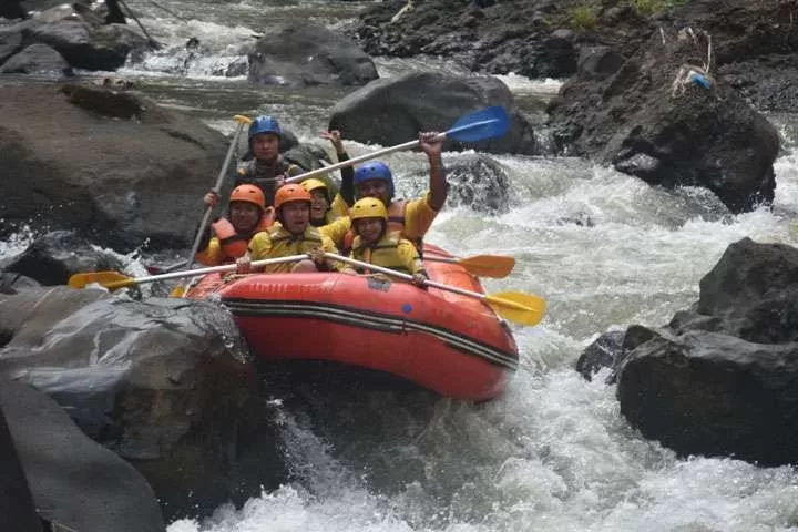 Arung Jeram Di Puncak