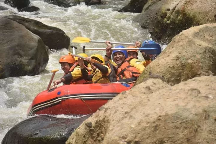 Arung Jeram Di Puncak