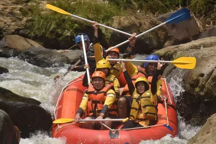 Arung Jeram Di Puncak