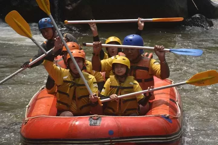 Arung Jeram Di Puncak