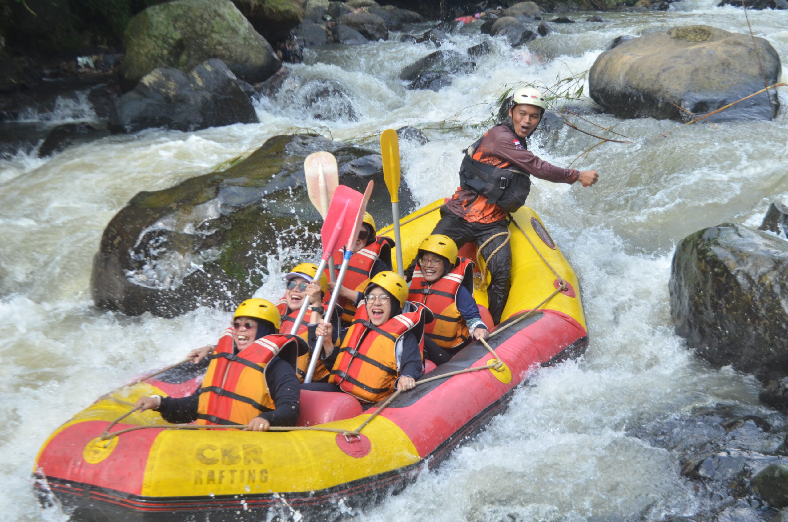 Rekomendasi Tempat Arung Jeram / Rafting Di Bogor Terbaik Tahun 2026 Di Sungai Cisadane